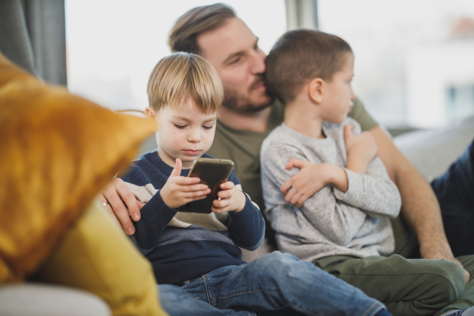 Pin graphic: why you keep comparing yourself to other moms